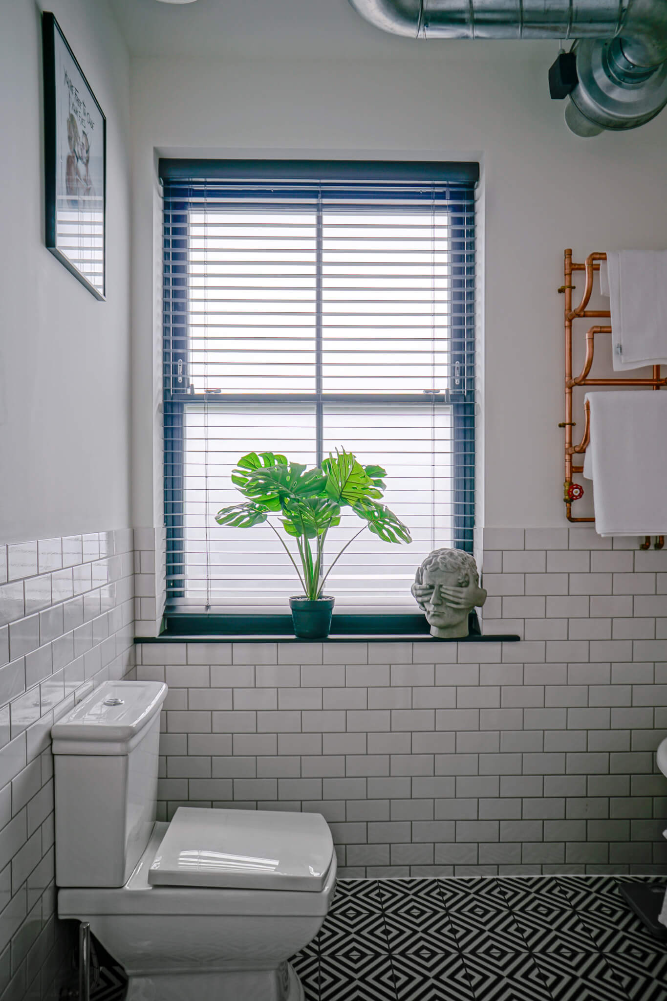 Bathroom venetian blind black