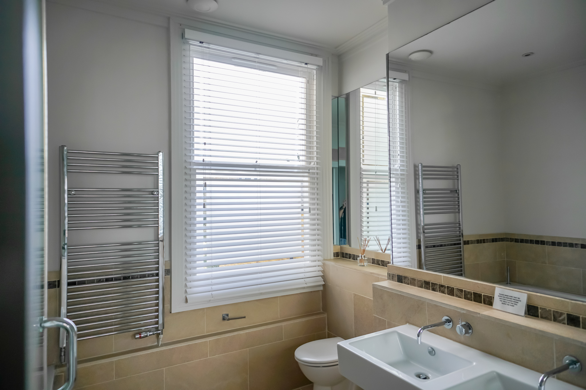 Bathroom venetian blind white